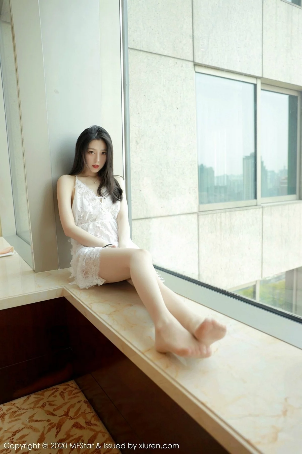 [MFStar模范学院]Vol.315_嫩模言沫私房白色缕空睡衣配无内肉丝裤袜撩人诱惑写真40P