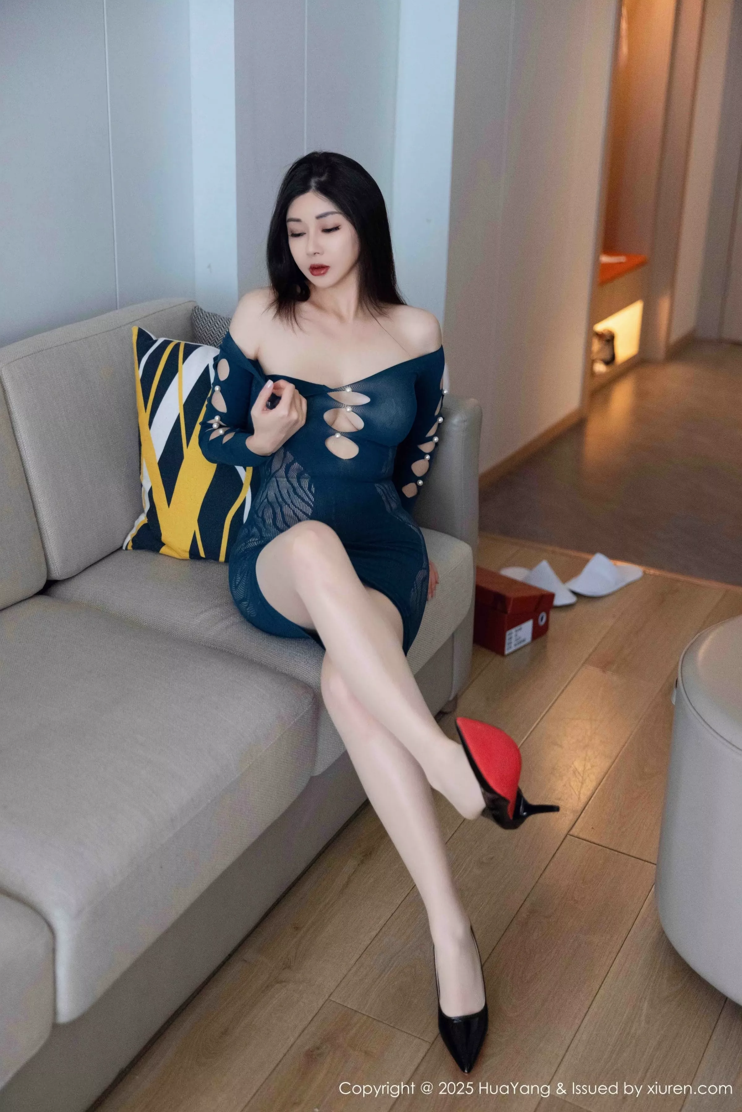 1858979