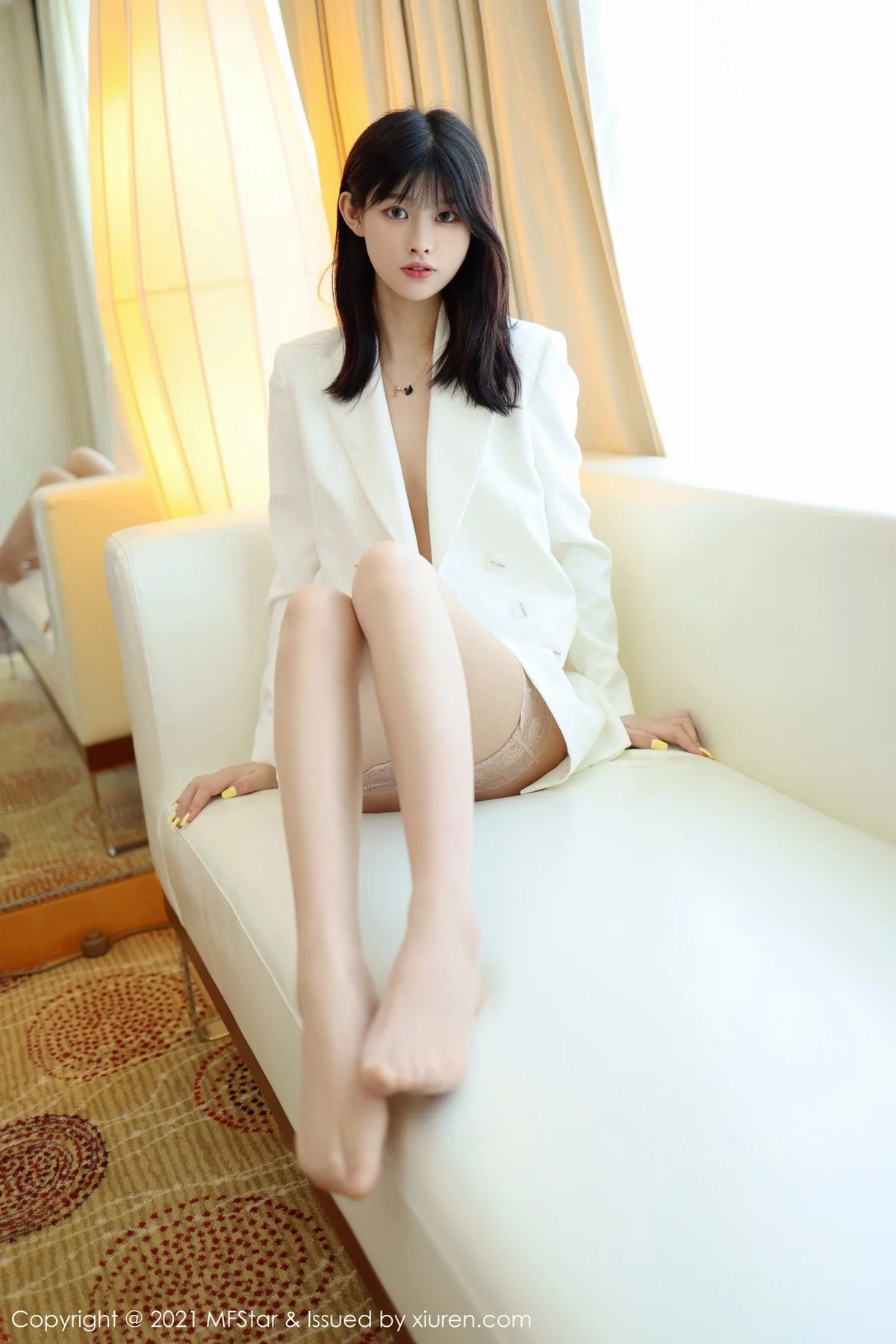 [MFStar模范学院]Vol.522_新人模特77qiqi私房真空西装配肉色蕾丝袜秀翘臀美腿诱惑写真47P