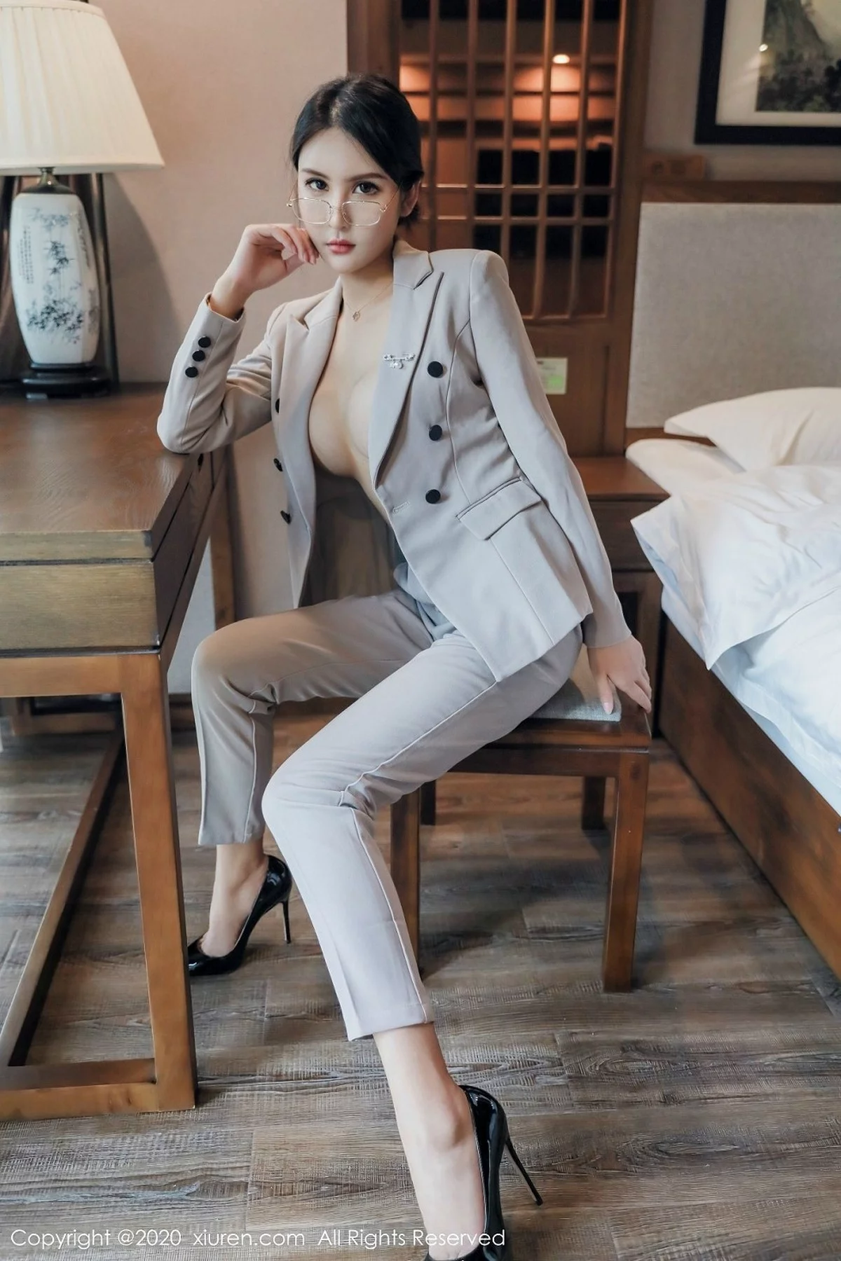 [XiuRen秀人网]No.2098_嫩模Emily顾奈奈私房OL制服半脱露无内肉丝风骚诱惑写真86P