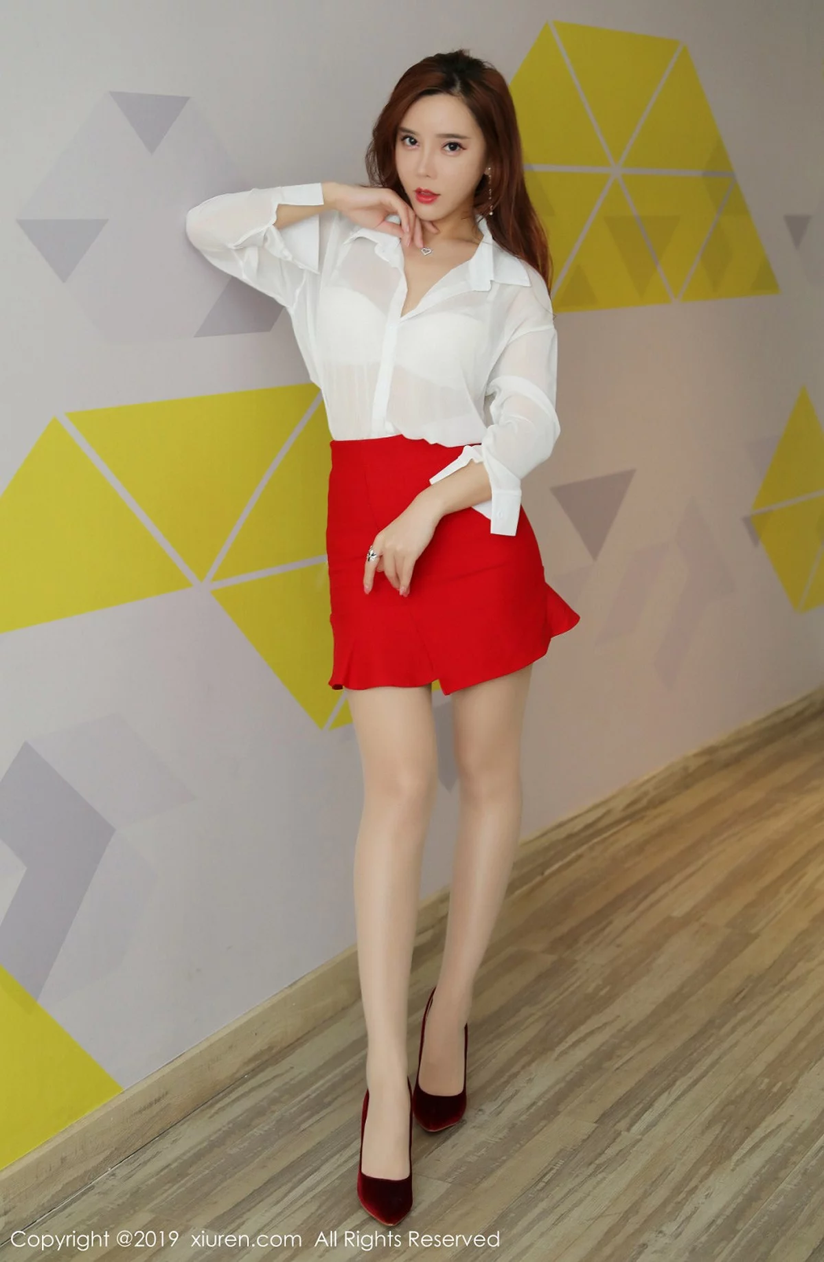 [XiuRen秀人网]No.1879_嫩模艾小青私房白衬衣配红短裙超薄无内肉丝裤袜极致诱惑写真49P