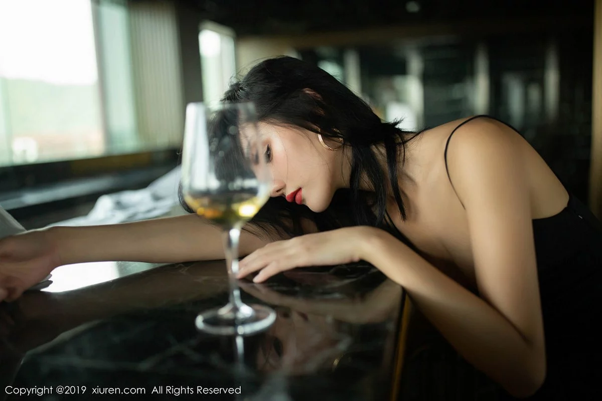 [XiuRen秀人网]No.1739_女神就是阿朱啊酒窖主题黑吊裙配无内黑丝裤袜惹火诱惑写真66P