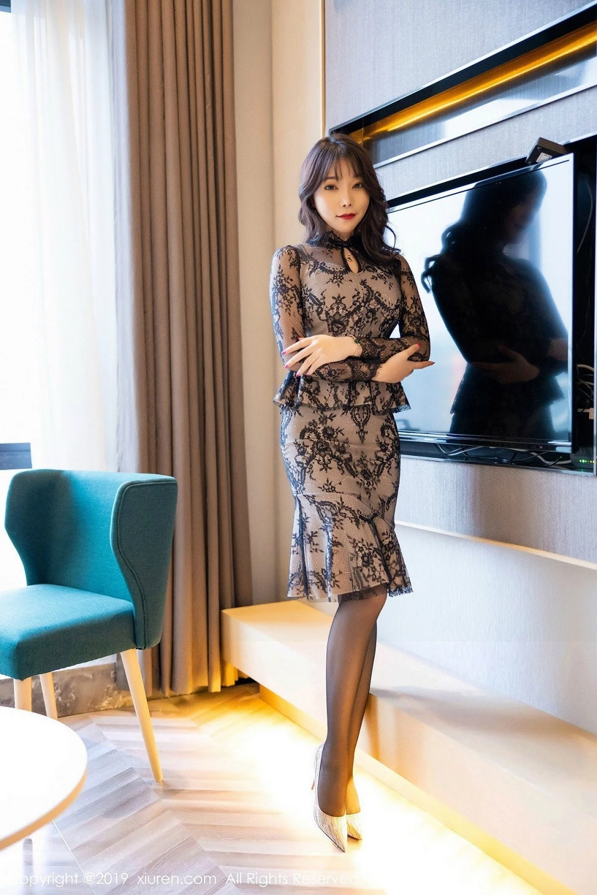 [XiuRen秀人网]No.1764_女神芝芝Booty私房脱长裙露无内黑丝秀翘臀屁沟惹火诱惑写真65P