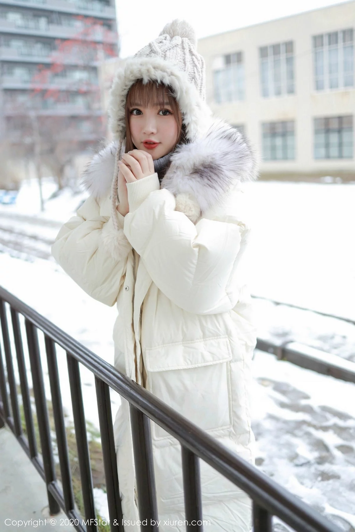 [MFStar模范学院]Vol.262_嫩模恩率babe北海道旅拍雪地性感开背毛衣诱惑写真50P