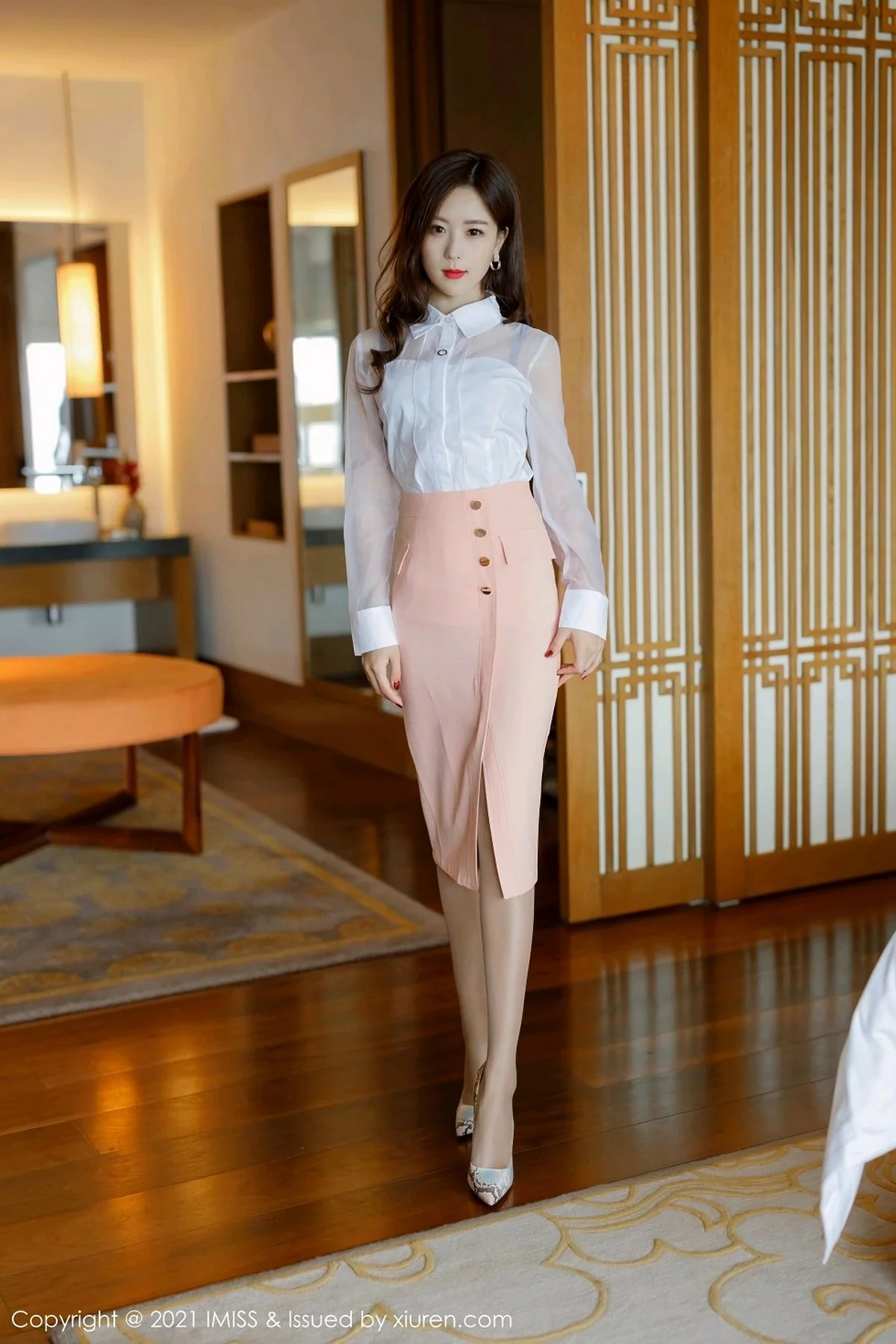 [IMISS爱蜜社]Vol.544_嫩模杨紫嫣Cynthia经典白衬衣配粉色短裙秀丝袜美腿诱惑写真62P