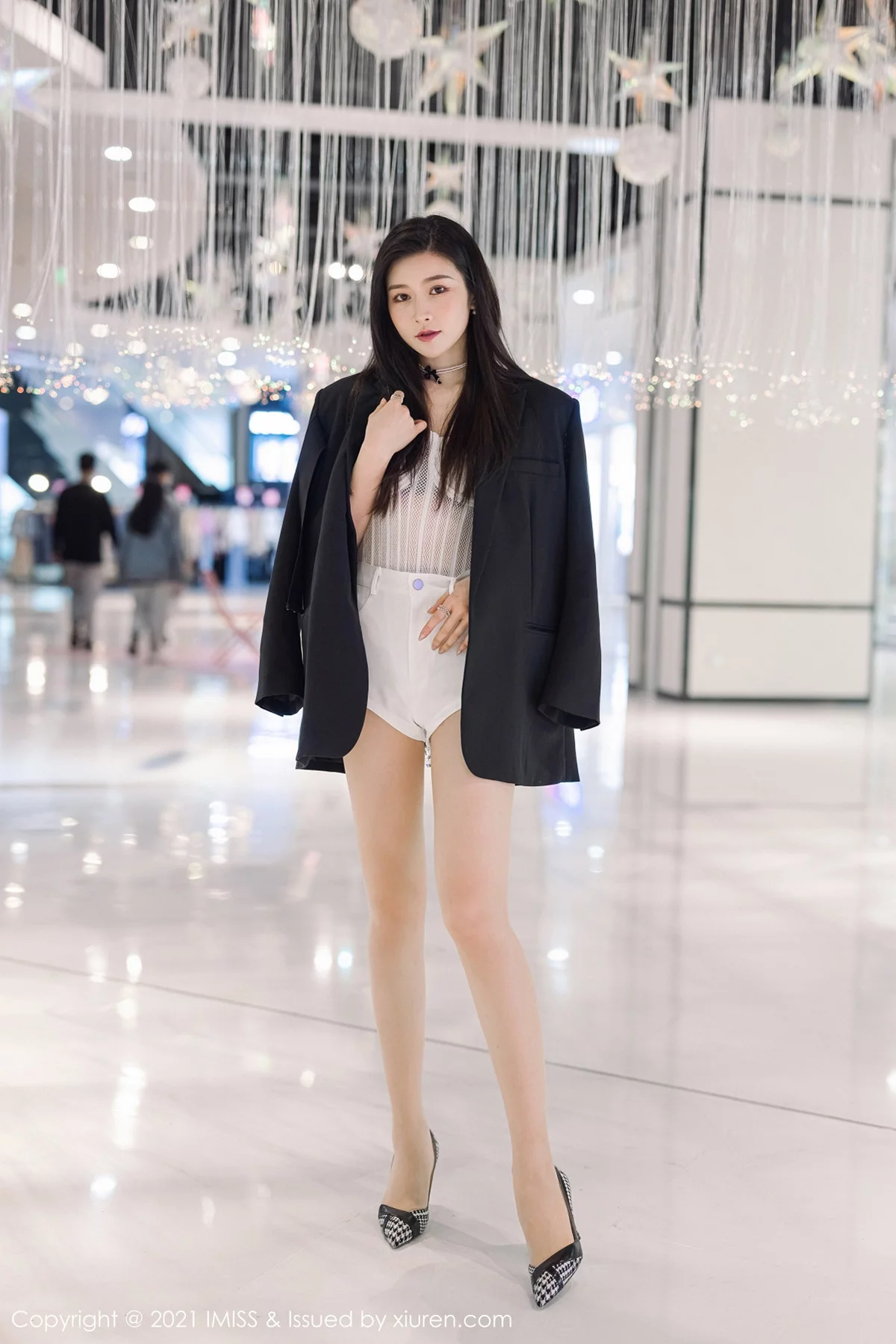 [IMISS爱蜜社]Vol.569_气质美女Vanessa时尚动人街拍+私房性感内衣迷人诱惑写真60P