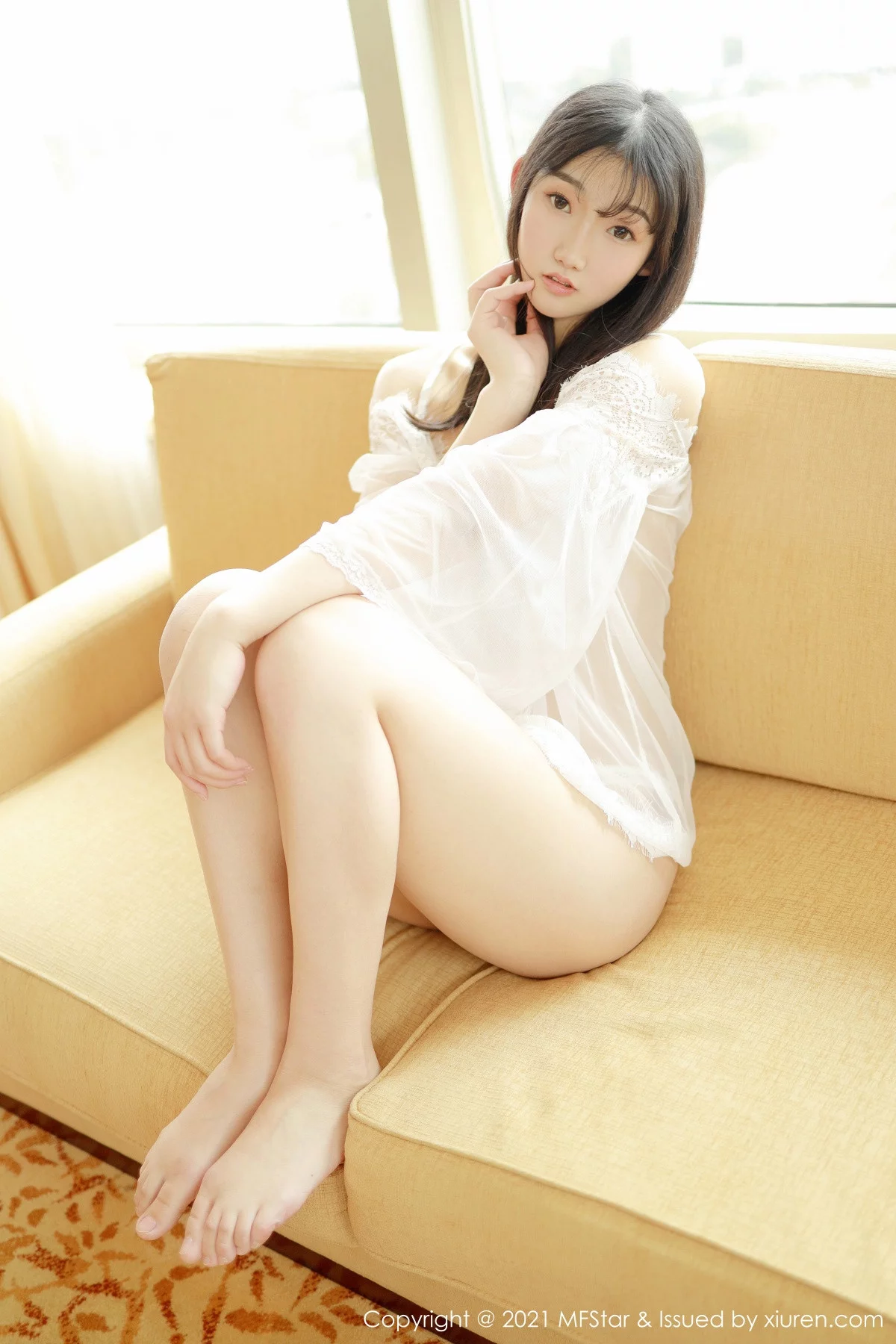 [MFStar模范学院]Vol.470_嫩模母崽崽私房沙发上白色轻薄通透服饰秀白嫩翘臀诱惑写真38P