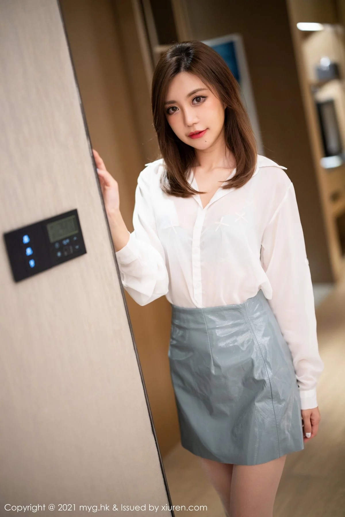 [MyGirl美媛馆]Vol.583_女神绮里嘉Carina杭州旅拍浴室白衬衫半脱露性感内衣诱惑写真86P