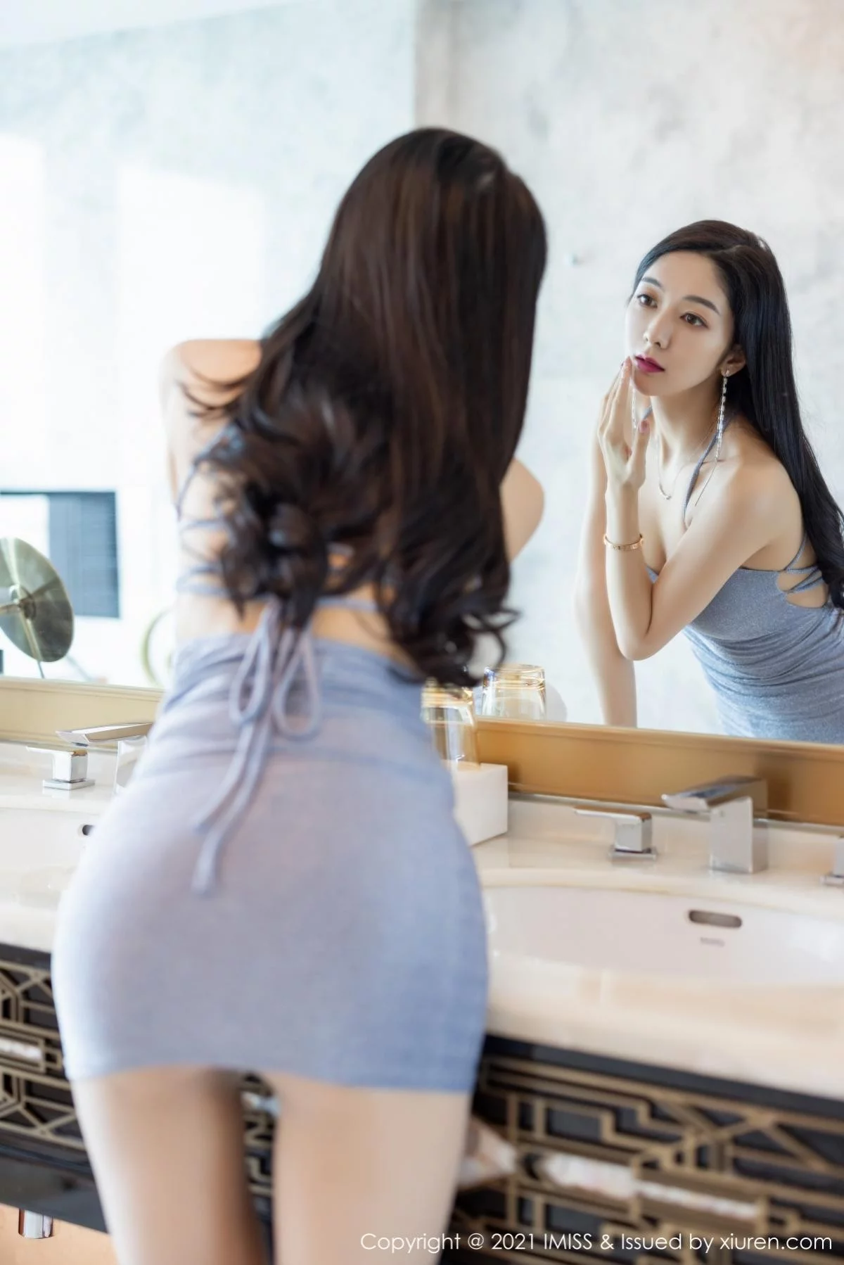 [IMISS爱蜜社]Vol.563_女神Angela小热巴私房典雅吊裙配朦胧丝袜半脱秀翘臀诱惑写真46P