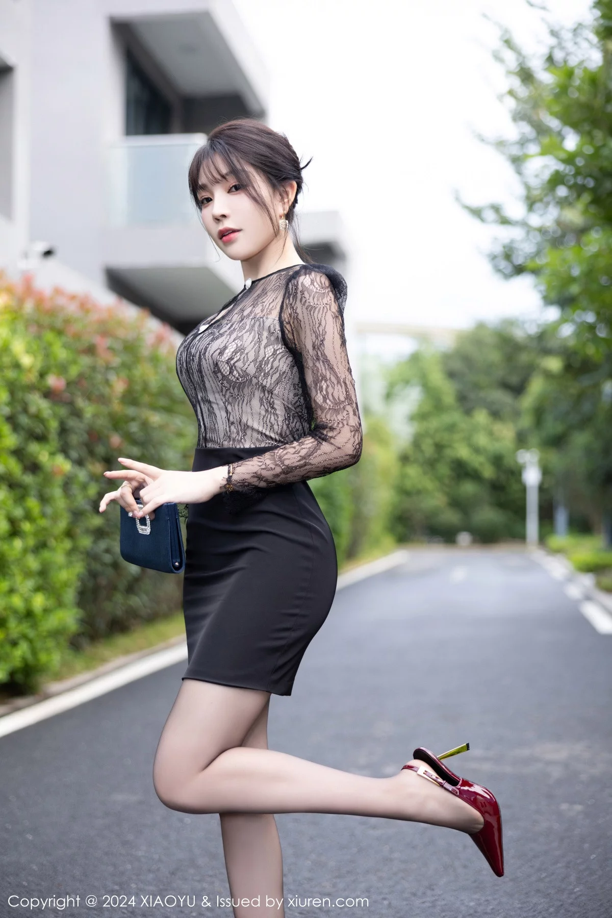 1605379
