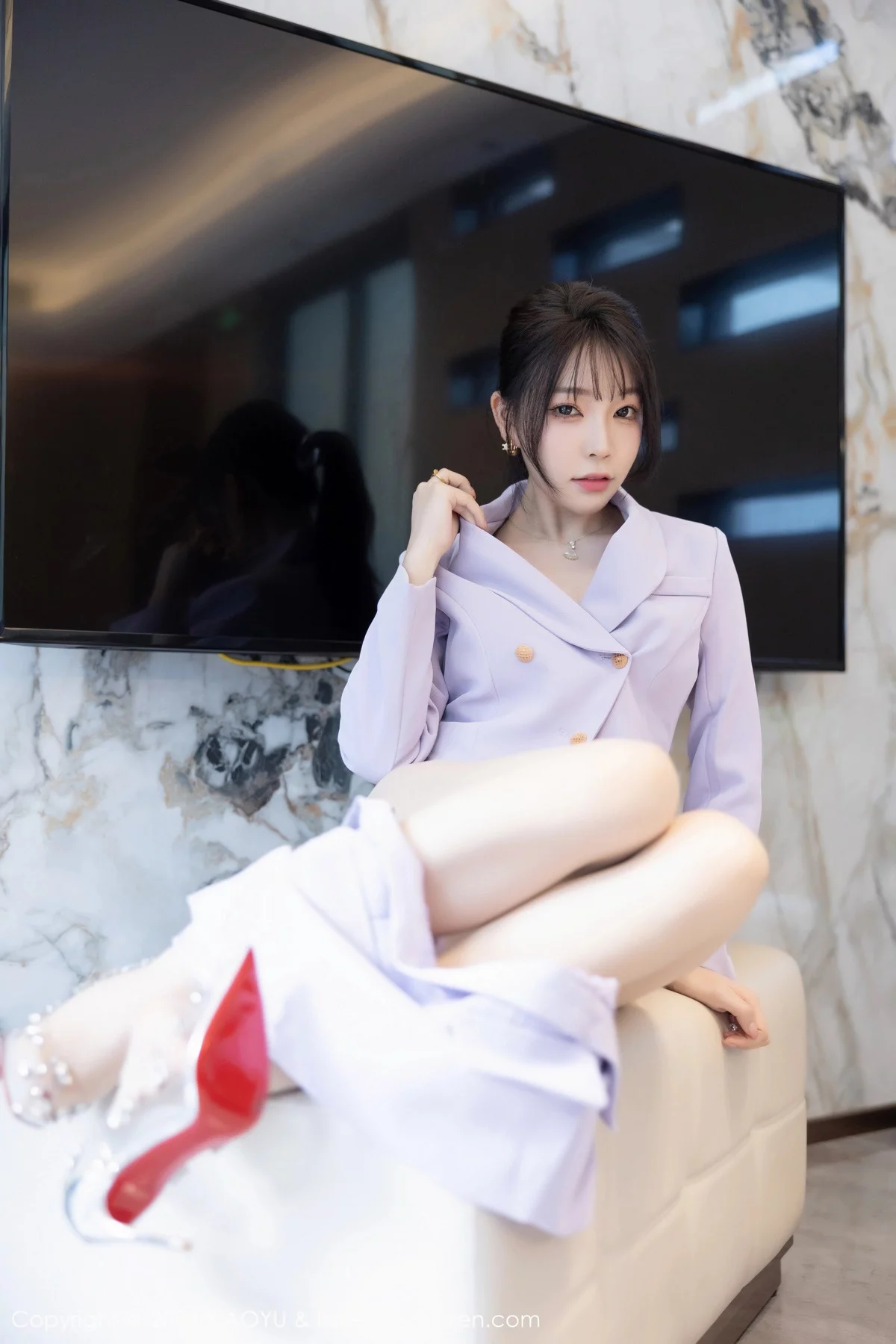 1605608