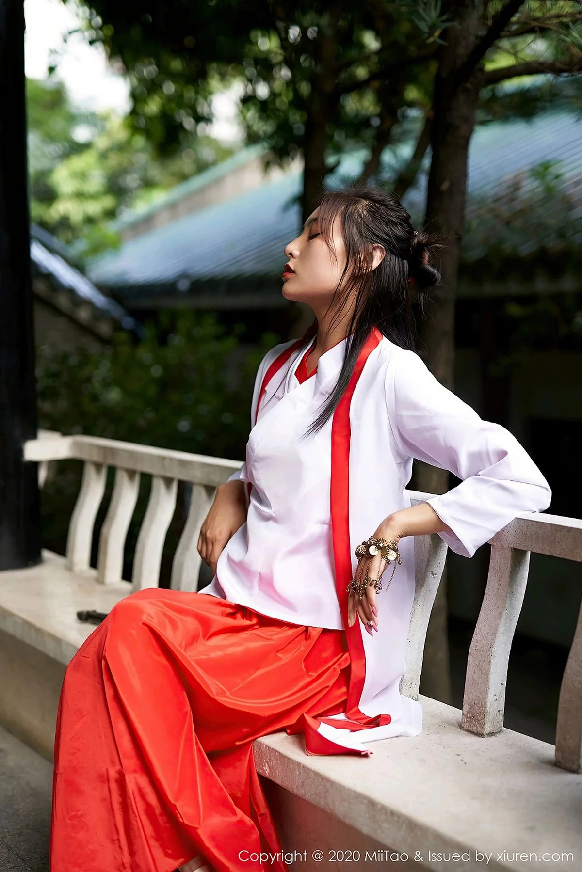 1811596